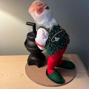 Annalee Dolls 12” Mr Santa warming by the pot belly stove Green vest & slippers